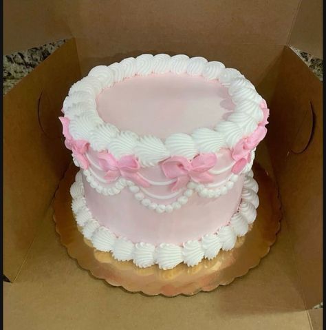 Simple Cute Cakes Birthdays, Simple But Pretty Birthday Cakes, 21st Cake Ideas Simple, Girly Pink Cake Ideas, Cute Rectangle Cake Ideas, Pink Birthday Cake Decorations, Diamond Shaped Cake, Croquette Birthday Cake, Birthday Cake Mom Elegant