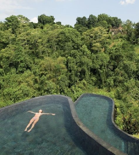 Yaaa I'll so float (alive, I'm wondering about the current floater lol) in this until my fingers and toes turn to raisins... And then a lil while longer .......The Ubud Resort in Bali Hanging Gardens Bali, Ubud Hanging Gardens, Ubud Resort, Ubud Hotels, Voyage Bali, Infinity Pools, Hanging Gardens, Dream Hotels, Hanging Garden