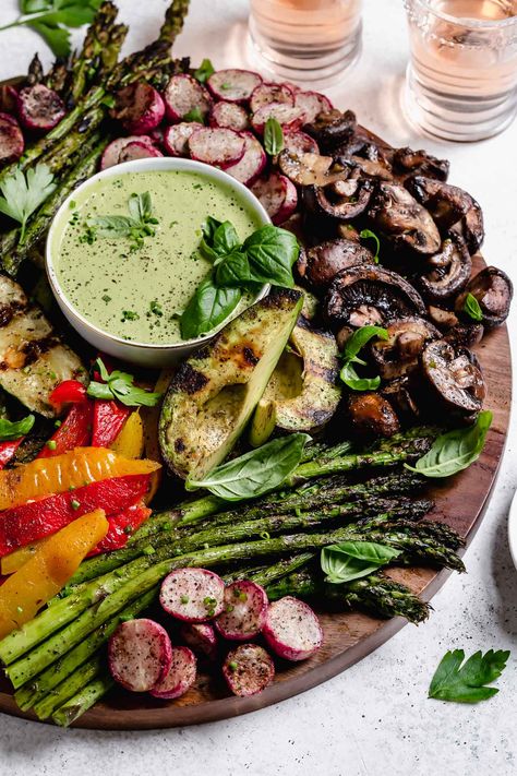 easy vegan grilled vegetable platter recipe (with cashew goddess sauce!) | 10 minutes to prep this easy vegan grilled vegetable platter recipe (with cashew goddess sauce!). the best vegan grilled recipe that EVERYONE will love! #playswellwithbutter #grilledvegetableplatter #grilledveggies #grilledvegetables #easygrilledvegetables #easyvegetarianrecipe #easyveganrecipe #dairyfree #plantbasedrecipes Grilled Vegan, Best Grilled Vegetables, Vegan Grilling Recipes, Vegetarian Grilling, Veggie Platter, Vegan Grilling, Vegetable Platter, Grilled Veggies, Think Food