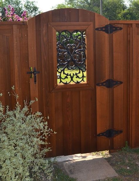 Create the Best Wood Fence Gate for Your Home and Yard Arched Gate, Wood Fence Gates, Backyard Gates, Diy Privacy Fence, Garden Gates And Fencing, Wooden Gate, Fence Doors, Privacy Fence Designs, Custom Gates