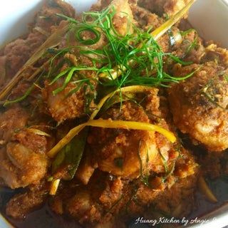 Rendang Recipe, Chicken Rendang, Malaysian Chicken, Hmong Food, Malaysian Cuisine, Armenian Recipes, Dried Chillies, Chicken Run, Curry Dishes