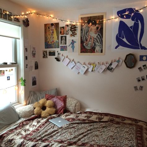 Vintage College Dorm, Dark Dorm Room, Vintage College Aesthetic, Dark Dorm Room Aesthetic, Dorm Room Minimalist, College Dorm Room Ideas Aesthetic, Dorm Room Ideas Aesthetic, Vintage Dorm Decor, Dorm Room Aesthetic