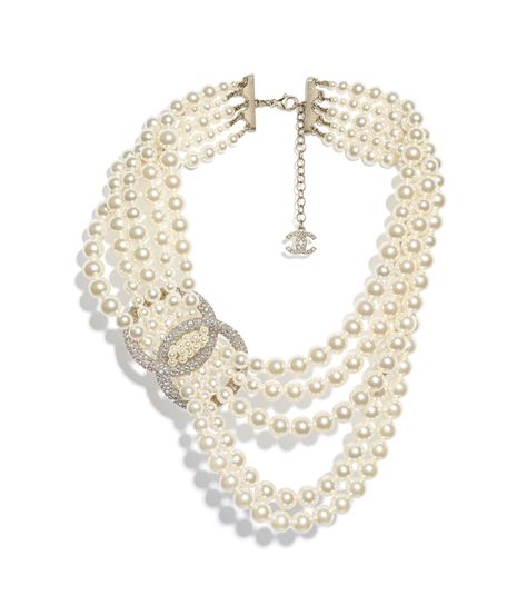 CHANEL Fashion - Fall-Winter 2018/19 Pre-collection - Necklace - Reference: A74677 Y47323 Z5998 - 3,400 USD* *Recommended retail price. Actual price may vary. For legal information please http://services.chanel.com/en_US/policies/legal  http://www.chanel.com/-1fIz Chanel Costume Jewelry, Diamond Circle Necklace, Necklaces Ideas, Catty Noir, Mode Chanel, Floating Necklace, Chanel Pearls, Chanel Necklace, Chanel Official