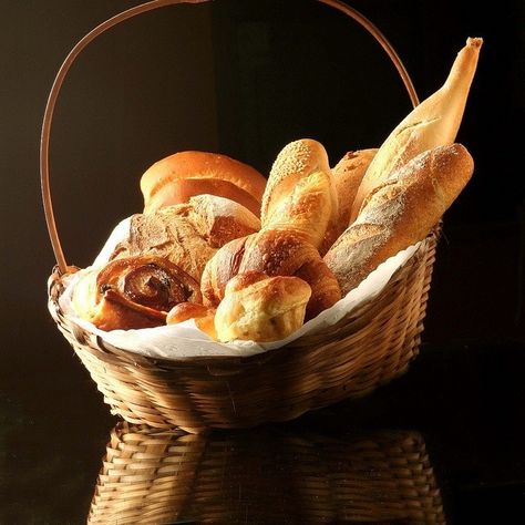 Bread Basket Display, Basket Of Bread, Pastry Basket, Mini Croissant, Mini Croissants, Croissant Breakfast, French Recipes, Chocolate Croissant, Party Food Platters