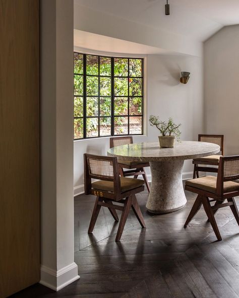 Clements Design on Instagram: “Chairs by Pierre Jeanneret.  #clementsdesign  Photo: @shadedeggesphotography” Clements Design, Neutral Dining Room, Interior Design Minimalist, Pierre Jeanneret, Dining Nook, Dining Room Inspiration, Decor Minimalist, Modern Dining Room, Chandigarh