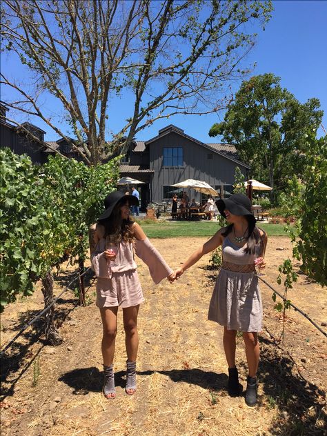 Winery outfits Cute Winery Outfits, Winery Poses, Vineyard Photoshoot, Friend Bucket List, Winery Photos, Do With Your Best Friend, Tuscany Trip, Winery Outfit Summer, Vineyard Outfit