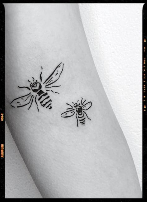 Pics edited by AirBrush App. Filter: Color +ult-3• Crazy simplification of design has become an indisputable fact. We can’t directly judge this as good or bad, but I know it’s tied to public aesthetics. #airbrush #retouch #photoeditor #filter #airbrushart #airbrushfilter #minimalist #bee #tattoo #tattooartist Abstract Bee Tattoo, Minimalist Bee Tattoo, Bumble Bee Tattoo, App Filter, Airbrush App, Bee Tattoo, I Go Crazy, Airbrush Art, Abstract Tattoo