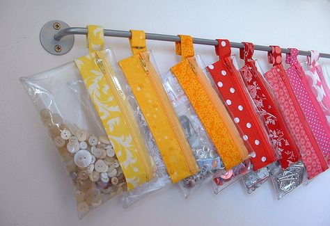 clear vinyl zipper pouches, with a snap ring to hang on an ikea kitchen rod. brilliant storage! Zipper Storage Ideas, Fabric Storage Ideas, Bags Inspiration, Zipper Storage, Sewing Room Design, Sewing Storage, Sewing Room Organization, Vinyl Bag, Sewing Space