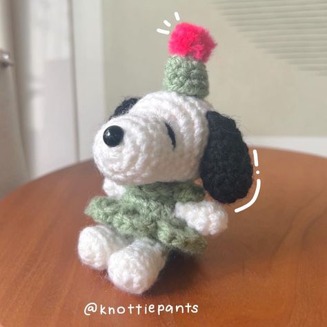 ੯‧̀͡⬮ 🐾 christmas snoopy yarn fluff is now all over my table from making the pompom 😇 ᶻ 𝗓 𐰁 pattern: @ddoding 's free pattern! 🏷️: #crochet #crocheted #amigurumi #snoopy #crochetersofinstagram Small Snoopy Crochet Pattern, Snoopy Crochet Pattern Free, Crochet Snoopy, Crocheted Amigurumi, Christmas Snoopy, Free Pattern Crochet, Snoopy Christmas, Love Crochet, Pattern Crochet