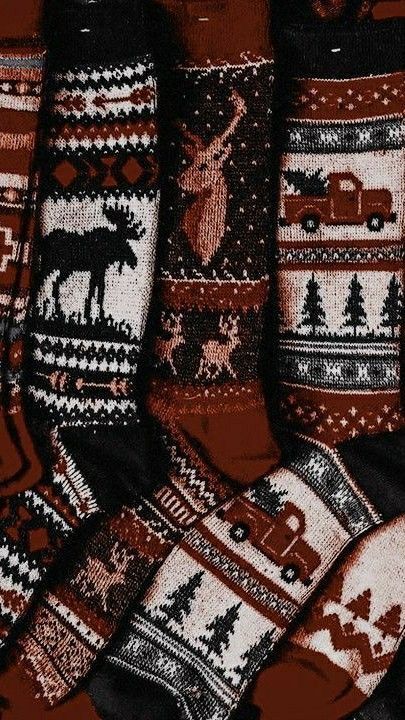 Carpet Ideas 2023, Iphone Wallpaper Aesthetic, Carpet Ideas, Xmas Wallpaper, Christmas Collage, Wallpaper Iphone Wallpaper, Cabin Christmas, Christmas Phone Wallpaper, Christmas Feeling