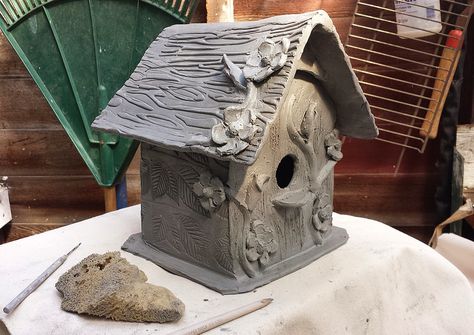 Pottery Corner, Clay Building, Ceramic Sculpture Figurative, Pottery Projects, Slab Ceramics, Ceramic Birdhouse, Bird House Feeder, Clay Bird, Beginner Pottery