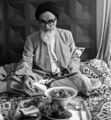 Ruhollah Khomeini, Supreme Leader Of Iran, Iranian Revolution, Iran History, Imam Khomeini, Islamic Republic Of Iran, Iran Pictures, History Pics, Islamic Thoughts