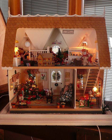 A Christmas Cottage by Jack English, via Flickr Dollhouse Holiday, Santa's House, Christmas Shadow Boxes, Dollhouse Christmas, Christmas Cottage, Doll House Crafts, Colonial Christmas, Dolls House Interiors, House Miniature