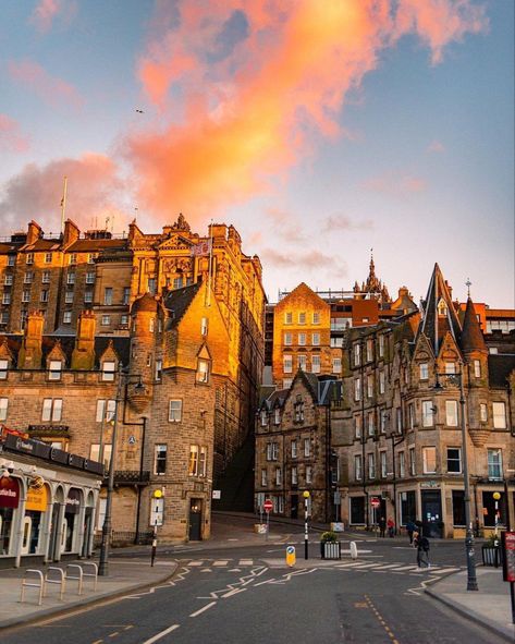 Edingbruh Autumn, Edinburgh Souvenirs, Scotland In August, Edinburgh Pub, Edinburgh Spring, Edinburgh Sunset, Edinburgh Summer, Edinburgh Scotland Aesthetic, Edinburgh Autumn