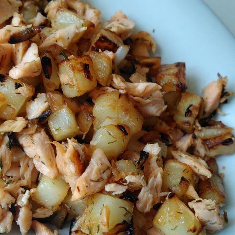 Salmon Hash With Potatoes & Dill Salmon Hash Recipe, Frozen Hashbrown Recipes, Dill Salmon Recipes, Pasta Salad Salmon, Corned Beef Hash Recipe, Fish Lips, Cooking Corned Beef, Dill Recipes, Pan Fried Salmon