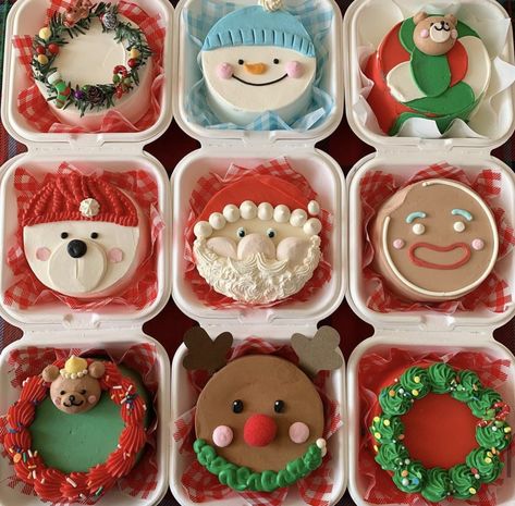 Bento Cake Natal, Mini Cupcakes Christmas, Christmas Bento Cake, Cake Natal, Flork Bento, Mini Christmas Cakes, Christmas Themed Cake, Xmas Desserts, Christmas Cake Designs