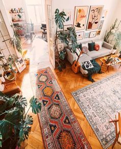 What is Boho Style Home Decor? - A Complete Guide Florida Boho Home, Jan Skacelik, Bohemian Bedrooms, Lots Of Plants, Hiasan Bilik Tidur, Bohemian Interior Design, Hello Friday, Deco Boheme, Bohemian Interior