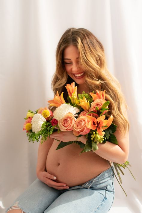 Bump Pictures With Flowers, Preggy Photoshoot Ideas, Jean And Flowers Maternity Shoot, Maternity Pictures With Bouquet, Maternity Flowers Photography, Pregnant Foto Ideas, Diy Flower Maternity Shoot, Pregnant Flowers Photoshoot, Self Taken Maternity Pictures