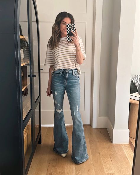 Flares And Cowboy Boots, Ripped Flare Jeans Outfit Fall, Blake Flare Jeans Outfit, Distressed Flare Jeans Outfits, Flare Jeans Women, Flare Ripped Jeans Outfit, Flare Jeans Converse Outfit, Flare Jean Outfits Fall, Flare Jeans Outfit 2023