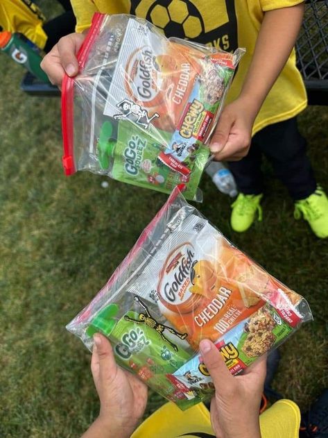 Healthy Softball Snacks, Soccer Mom Snacks Treat Bags, Sports Treat Bags, Snack Bags For Sports Basketball, Snacks For T Ball Team, Soccer Game Day Snacks, Snack Ideas For Tball Team, Kids Soccer Team Snack Ideas, Snack Bag Ideas Sports