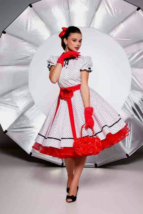 Simply beautiful. Polkadot dress and red petticoat Poofy Skirts, 50's Housewife, Stepford Wives, Rock N Roll Dress, Retro Looks, Robes Vintage, Rockabilly Outfits, Sister Outfits, Fashion Glamour