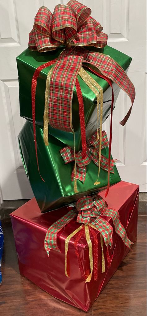 Christmas Decor Ideas With Boxes, Christmas Present Stack Decoration, Diy Stacked Presents Decoration, Fake Christmas Gift Boxes Decor, Fake Present Decor, Giant Presents Decoration, Christmas Present Decoration Ideas, Stacked Presents Decoration, Present Tower Christmas