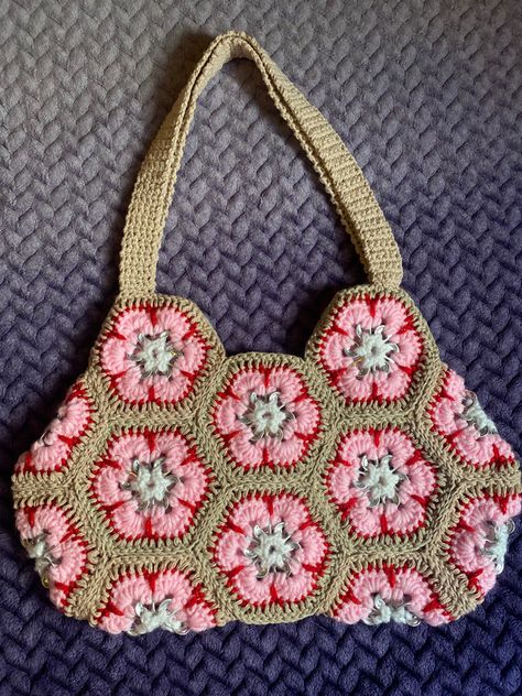 African Flower Bag, African Flower Hexagon, Crochet African Flowers, Granny Square Bag, African Flowers, Flower Bag, Crochet Inspiration, Summer Crochet, Crocheted Item