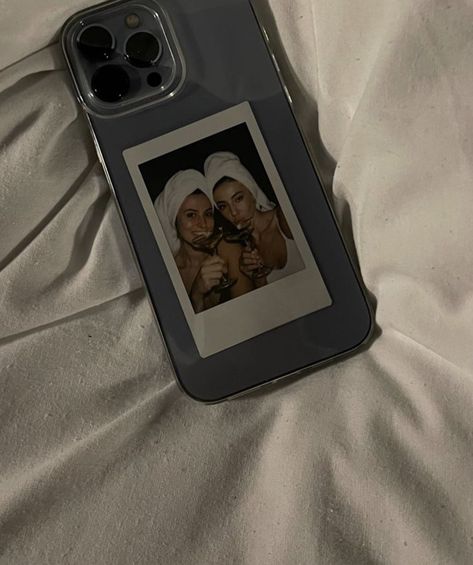 Clear Phone Case Ideas Polaroid, Polaroid Phone Case Ideas Aesthetic, Cute Polaroid Phone Case Ideas, Clear Phone Cases Aesthetic Polaroid, Phone Cases Polaroid, Pampering Routine, Pretty Iphone Cases, Rich Girl Lifestyle, Gift Inspo