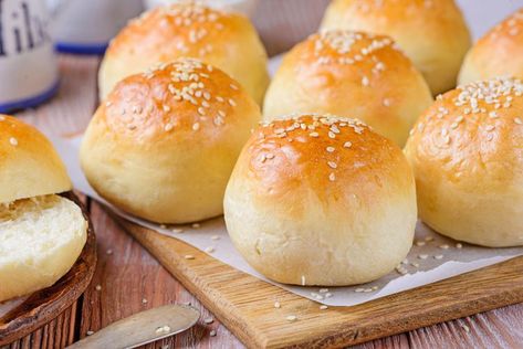 Make Your Burgers Memorable With Homemade Slider Buns Homemade Slider Buns, Homemade Sliders, Slider Rolls, Mini Bun, Savory Treats, Baking Stuff, Buns Recipe, Slider Buns, Mini Burgers