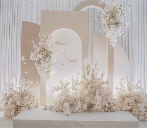 Dekor Lamaran, Vintage Flower Arrangements, Nikah Decor, Wedding Salon, Wedding Stage Decor, Photo Backdrop Wedding, Wedding Stage Design, Luxury Wedding Decor, Wedding Backdrop Design