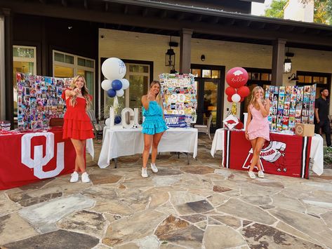 Graduation Party Senior Table, Graduation Party With Friends, Combined Grad Party Ideas, Grad Party With Friends, College Table At High School Grad Party, Uga Grad Party, Graduation Party Ideas Table, Outside Grad Party, Ou Grad Party