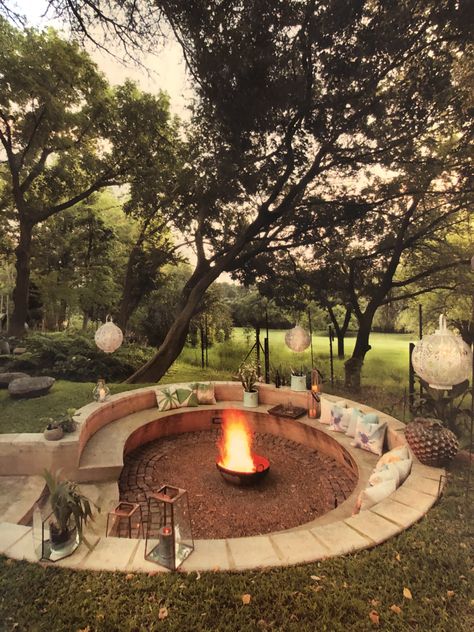 Unique Fire Pits, Garden Conversation Pit, Large Fire Pit Ideas, Garden Firepits, Inground Fire Pit, In Ground Fire Pit, Outdoor Fire Pit Area, Sunken Fire Pits, Outdoor Furniture Diy