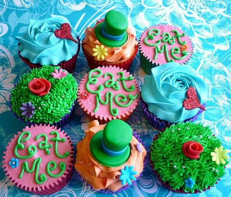 Alice In Wonderland Cakes: Choosing The Best Designs For Your Kid's Party Cupcakes For Girls, Alice In Wonderland Cupcakes, Tea Party Cupcakes, Alice In Wonderland Tea Party Birthday, Alice In Wonderland Cakes, Alice Tea Party, Party Cupcakes, Mad Hatter Party, Cupcake Wars