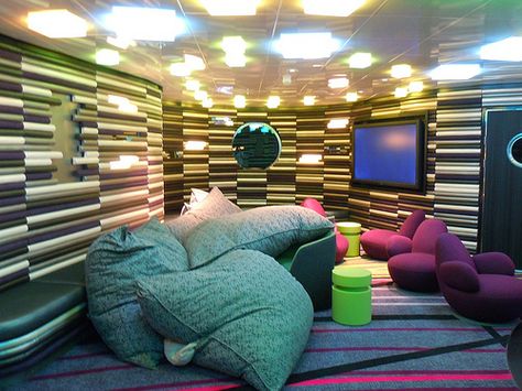 Lounge furniture - Soft furniture Disney Cruises Vibe teen club Mini Hangout Room, Basement Teenage Hangout, Teenager Hangout Room Ideas, Small Hangout Room Ideas, Teen Hangout Space, Teenage Hangout, Teen Club, Teen Hangout Room, Teen Game Rooms