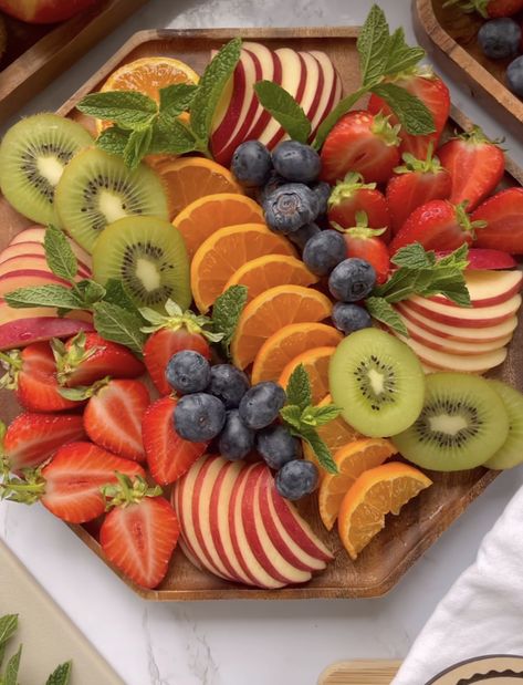 Cursed Cakes, Small Bites Appetizers, Amazing Food Platters, Fruit Platter Designs, Graduation Party Foods, Catering Ideas Food, Charcuterie Inspiration, Party Food Platters, Tasty Videos