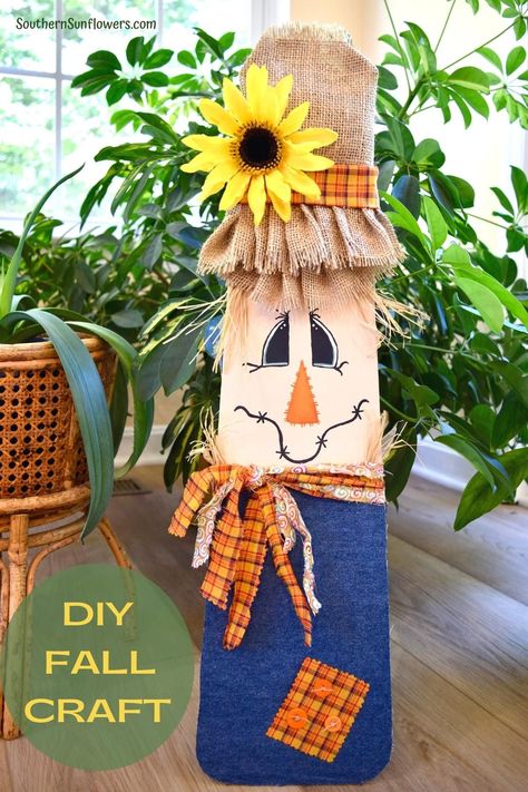 Painted Fan Blades, Ceiling Fan Crafts, Fan Blade Art, Ceiling Fan Art, Diy Scarecrow, Scarecrow Crafts, Fall Wood Crafts, Painted Fan, Halloween Wood Crafts