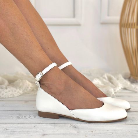 ★Open wedding ballet flats ivory or white. They are minimal but very elegant and bring a sparkle from the world of ballet. Perfect for anyone looking for a pair to compliment and not overpower their dress. We used very soft inner linings and made the whole design and structure to be comfortable and long lasting. You can always keep the balls after a special event and use them for a special event. Full sizes only ** If you are unsure of your size, please contact me so I can assist you. Plain ankl Wedding Dance Shoes, Wedding Shoes Bride Low Heel, Comfortable Wedding Shoes For Bride Ballet Flats, Wedding Ballet Flats For Bride, Small Wedding Heels, White Wedding Flats, Classic Flat Heel Wedding Shoes, White Low Heel Ballet Flats For Formal Occasions, White Round Toe Ballet Flats For Formal Occasions