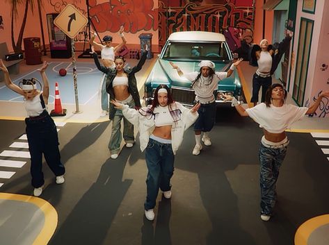 2000s Music Video Fashion, 2000 Hiphop Aesthetic, 90s Music Video Outfits, Hip Hop Dance Costume Ideas, 90s Streetwear Hip Hop Women, Dance Group Outfits Hip Hop, 2000s Dance Outfit, Hip Hop 2000 Outfits, 90s Music Videos Aesthetic