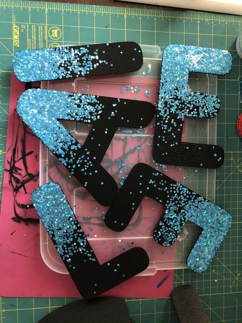 Decorating Cardboard Letters, How To Decorate Wooden Letters, Painting On Letters Wood, Diy Wood Letters Decor, Painting Initials Letters Diy, Painting Wood Letters Ideas, Painted Wood Letters Ideas, Wooden Letters Decorated Diy, Diy Wood Letters Paint Ideas