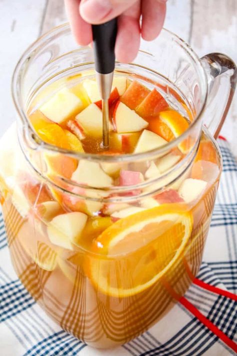 Whiskey Punch, Fall Punch Recipes, Apple Cider Whiskey, Apple Cider Sangria Recipe, Bourbon Cider, Fall Apple Cider, Batch Cocktail Recipe, Apple Cider Punch, Bourbon Apple Cider