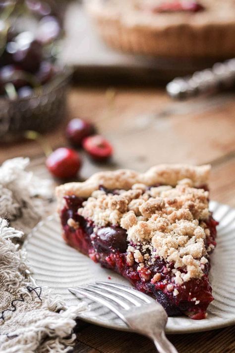 Cherry Pie Crumble, Cherry Crumb Pie, Chocolate Cherry Dump Cake, Perfect Flaky Pie Crust, Fresh Cherry Pie, Flaky Pie Crust Recipe, Crumb Pie, Homemade Cherry Pies, Cherry Crumble