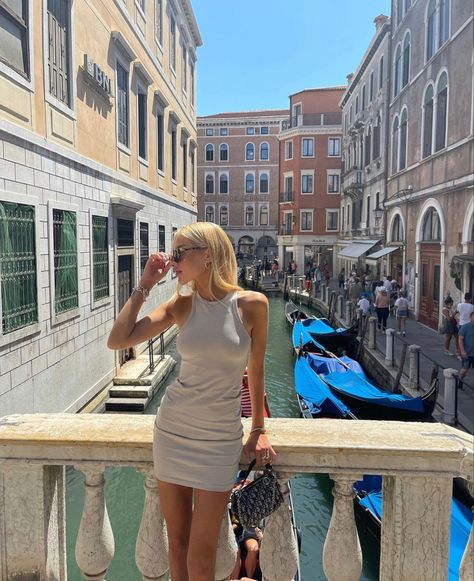 Instagram influencer Sophie marstatt posing for insta pic on city break vacation holiday in Venice Outfits On Vacation, Poses For Instagram, Parisian Lifestyle, European Girls, Summer Romance, Pic Pose, Europe Summer, Vacation Photos, Italian Summer