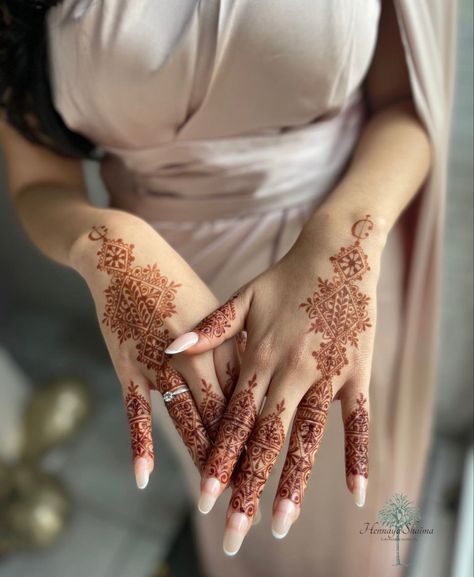 Moroccan Henna Designs, Henna Arabic, Makeover Photoshoot, Engagement Henna, Moroccan Henna, Red Henna, Finger Henna Designs, Henna Inspo, Modern Henna