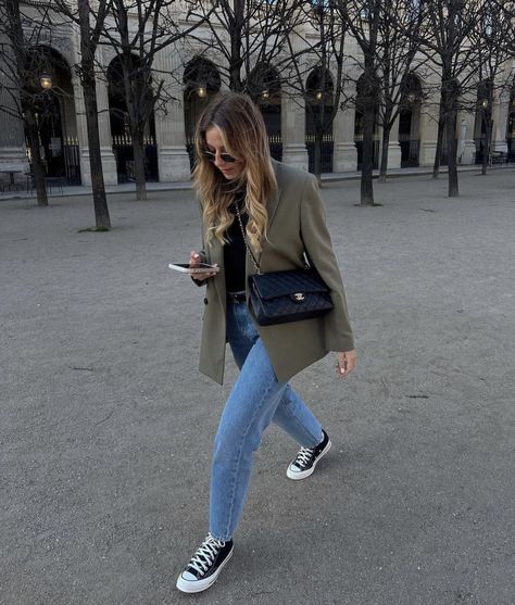 Converse And Blazer Outfit, April Outfits Casual, April Outfits 2023, Blazer Street Style 2023, Converse Street Style, Effortless Outfit, Wardrobe Tips, Outfits Chic, Outfits With Converse