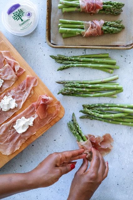 Asparagus being wrapped in prosciutto. Asparagus With Cheese, How To Store Asparagus, Asparagus Bundles, Prosciutto Asparagus, Asparagus Wraps, Wrapped Asparagus, Prosciutto Wrapped, Spreadable Cheese, Prosciutto Wrapped Asparagus