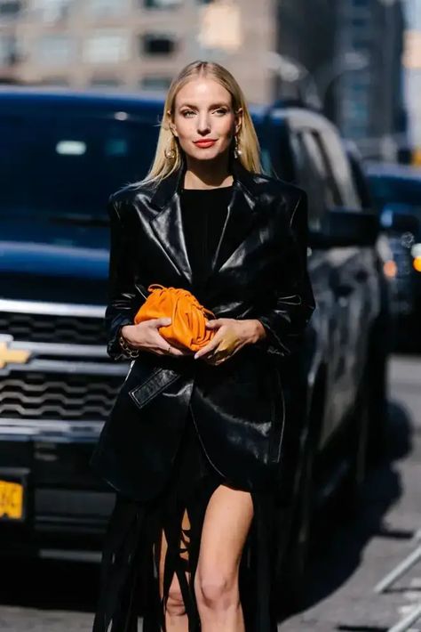 Mini Bag Street Style, Bottega Bag Outfit, Bottega Veneta Mini Pouch, Bottega Bag, Mini Pouch, Mini Pouches, Style Looks, Best Street Style, Orange Bag