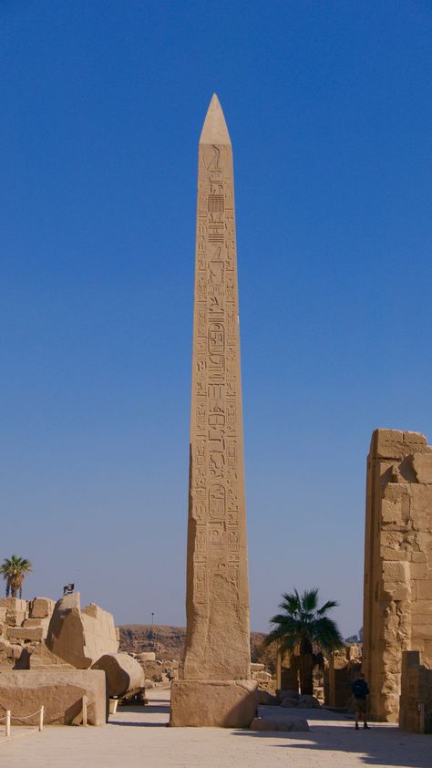 The Hatshepsut Obelisk - Karnak Karnak Temple Ancient Egypt, Egyptian Obelisk, Karnak Egypt, Modern Egypt, Starověký Egypt, Karnak Temple, Egypt Tours, Egyptian Artifacts, Ancient Egypt Art