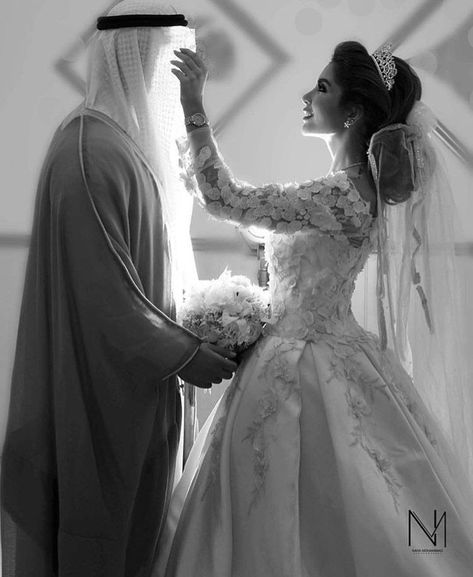 Cheese Wedding, Arabian Wedding, Quotes Muslim, Arabic Wedding, Wedding Photo Studio, Elegant Modern Wedding, Photoshoot Wedding, Bridal Hair Buns, Arab Wedding