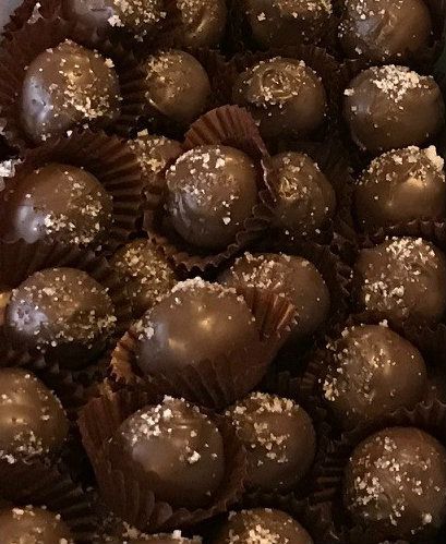 Salted Caramel Truffles Recipe, Salted Caramel Candy, Caramel Truffles, Dark Chocolate Caramel, Dessert Truffles, Caramel Truffle, Homemade Sweets, Chocolate Covered Cherries, Candy Recipes Homemade