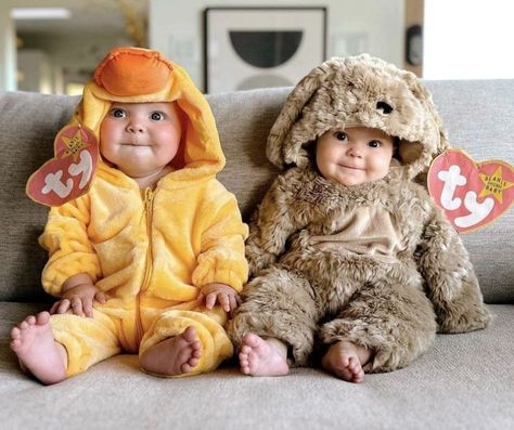 Diy Newborn Halloween Costumes, Beanie Baby Costumes, Family Themed Halloween Costumes, Twin Costumes, Old Halloween Costumes, Baby Halloween Costume, Newborn Halloween Costumes, First Halloween Costumes, Twin Halloween